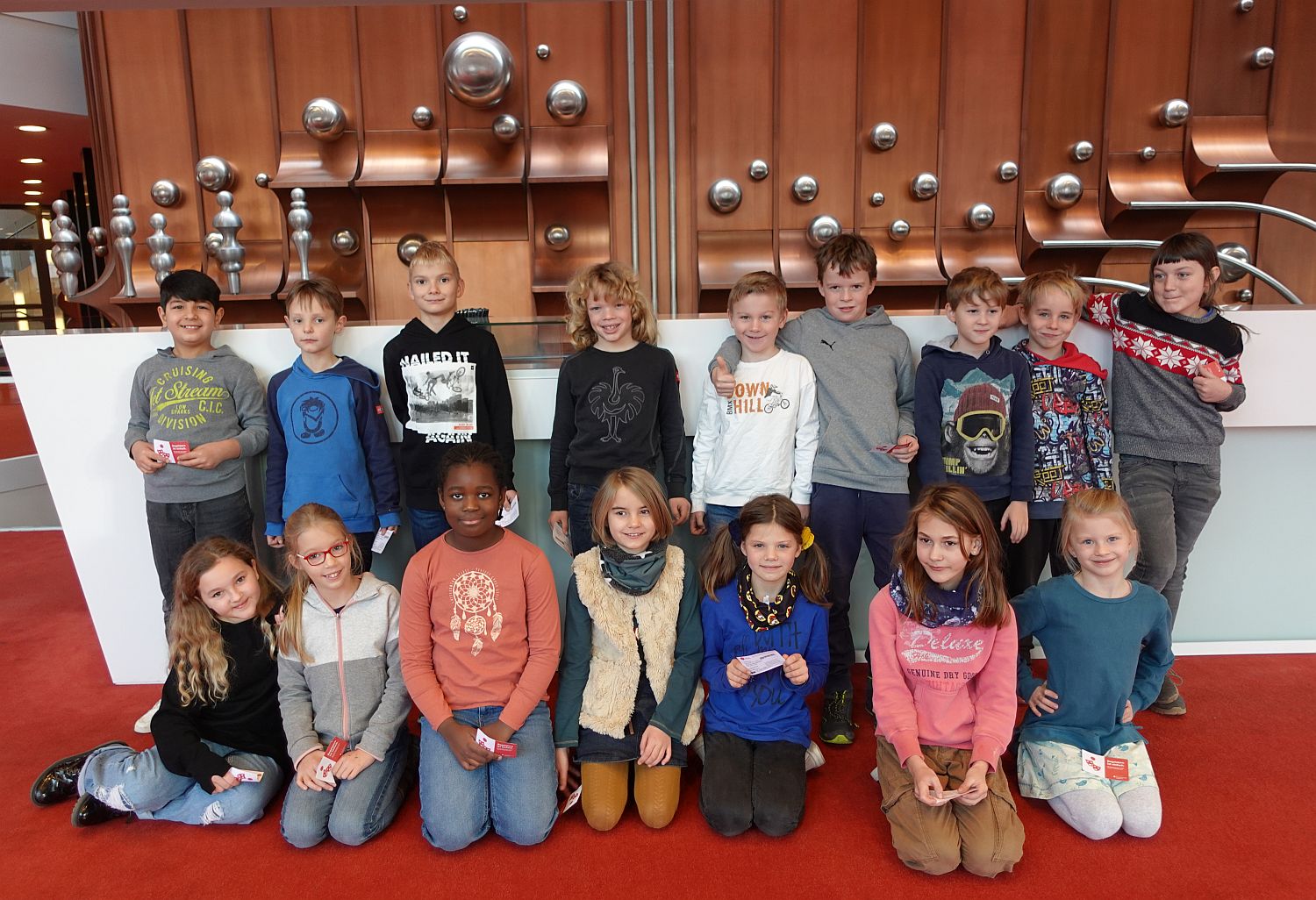 Foto mit Kindern im Foyer des Heilbronner Stadttheaters